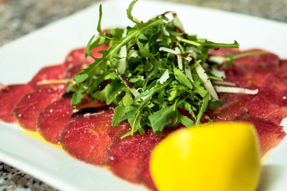 Carpaccio di Manzo mit Rucola und Parmesan