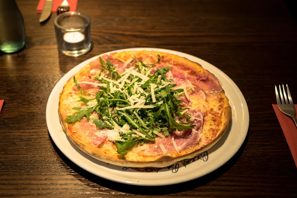 Pizza Rucola mit Parmaschinken und Parmesan