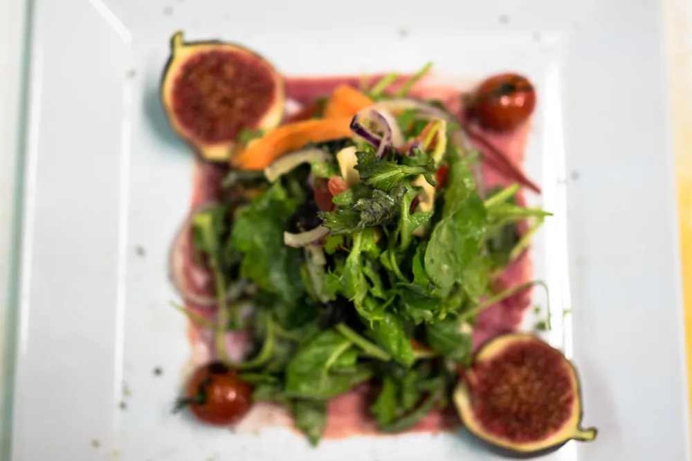 Wildkräutersalat mit Parmaschinken und frischen Feigen
