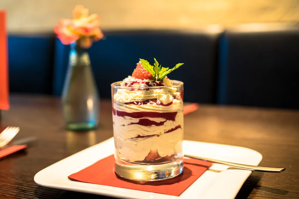 Mascarponecreme mit Erdbeersauce im Glas